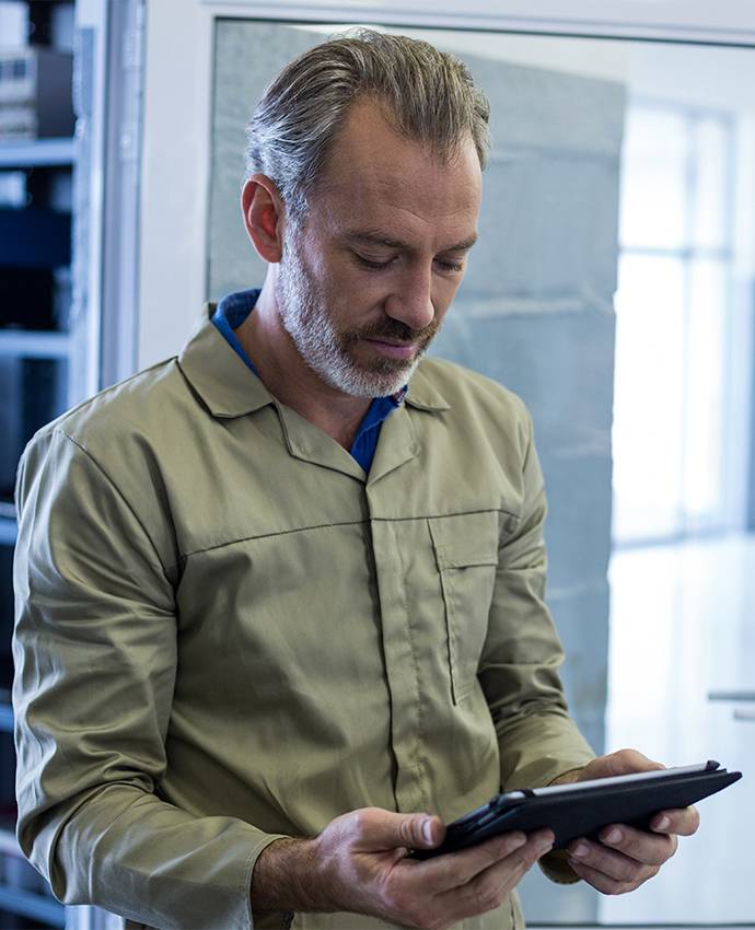 Mechaniker mit Tablet in der Hand