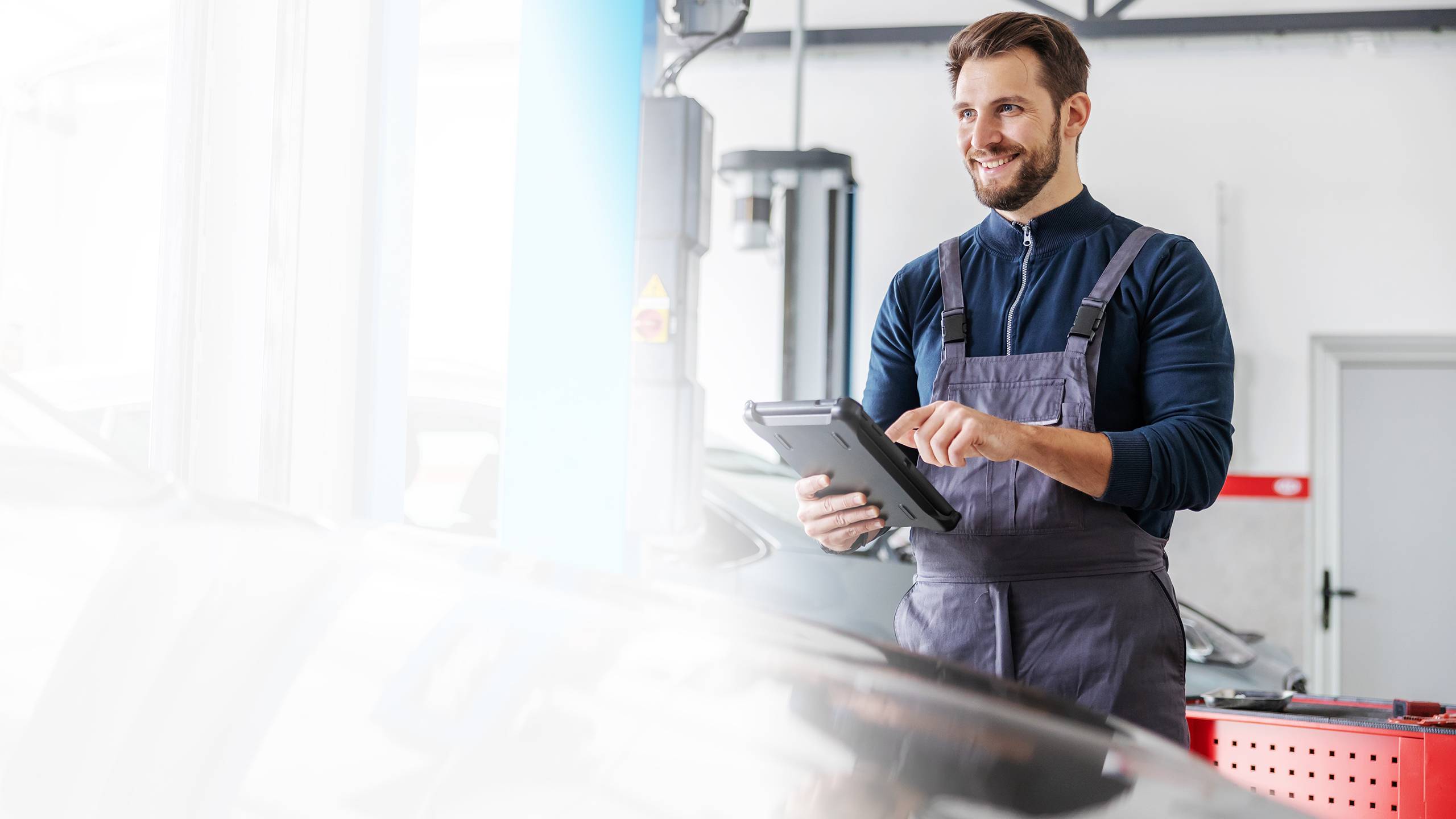 Mechaniker mit Tablet in einer Autowerkstatt