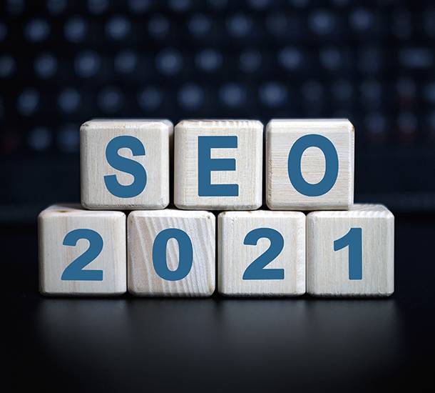 Holzwürfel mit der Beschriftung SEO 2021